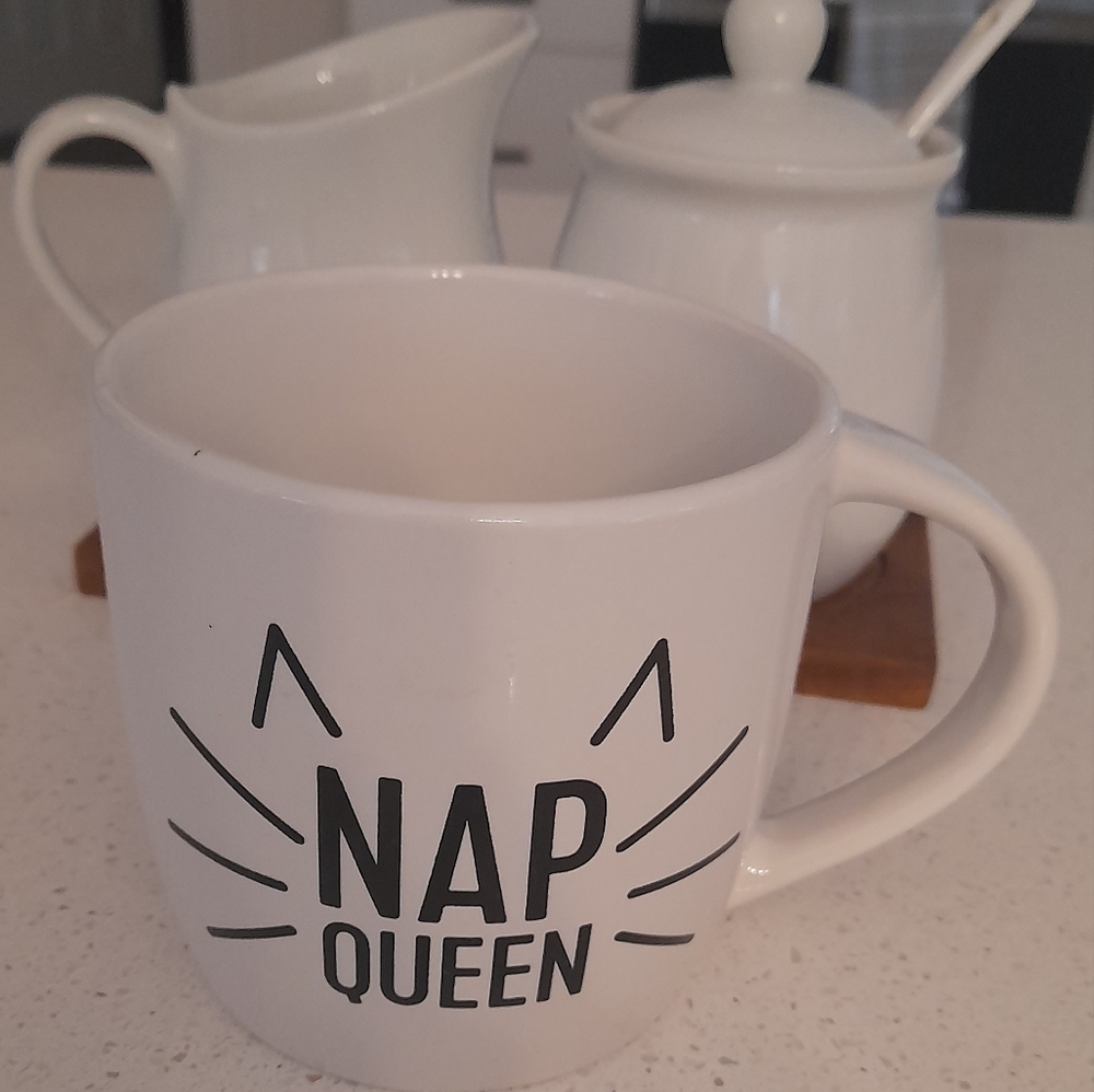 "NAP QUEEN " cat mug by Clay Art. Excellent